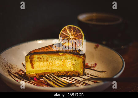 Pistazien & Yuzu Feuilletine Kuchen zu einem Frühling erfreuen; Licht und pikanten Kuchen, die den Gaumen aktualisiert Stockfoto