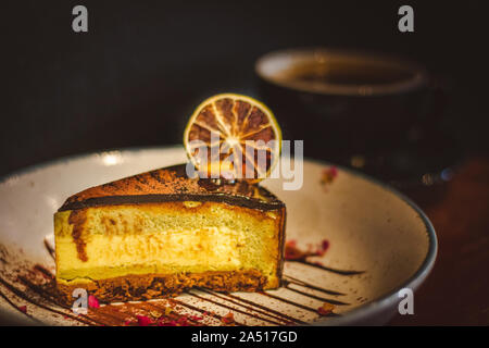 Pistazien & Yuzu Feuilletine Kuchen zu einem Frühling erfreuen; Licht und pikanten Kuchen, die den Gaumen aktualisiert Stockfoto
