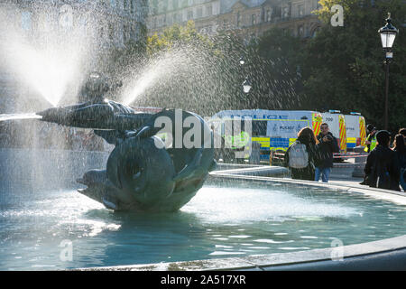 Trafalgar Square, London, UK. 17. Oktober 2019. Große am frühen Morgen polizeiliche Präsenz auf dem Trafalgar Square nach Aussterben Rebellion Klimawandel Demonstranten wurden von der Erfassung im Bereich gestoppt. Transporter aus Essex Polizei geparkt, Kent Polizei und Norfolk Constabulary. Credit: Malcolm Park/Alamy Leben Nachrichten. Stockfoto