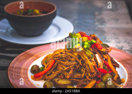 Ropa Vieja geschreddert Flank Steak, Gemüse in Tomatensauce und Arroz Moro Stockfoto