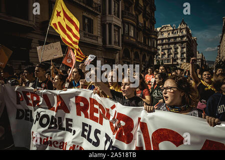 Barcelona, Spanien. 17. Oktober, 2019: Markante katalanischen Unabhängigkeit Studenten Parolen schreien, als sie das Urteil des Obersten Gerichts gegen 12 Katalanische Führer für Aufruhr und Missbrauch öffentlicher Mittel, die im Zusammenhang mit einer verbotenen Referendum über die sezession und eine Unabhängigkeit, die Abstimmung in der katalanischen Parlament im Oktober 2017 protestieren. Credit: Matthias Oesterle/Alamy leben Nachrichten Stockfoto