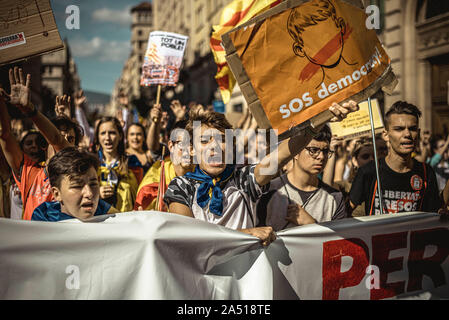 Barcelona, Spanien. 17. Oktober, 2019: Markante katalanischen Unabhängigkeit Studenten Parolen schreien, als sie das Urteil des Obersten Gerichts gegen 12 Katalanische Führer für Aufruhr und Missbrauch öffentlicher Mittel, die im Zusammenhang mit einer verbotenen Referendum über die sezession und eine Unabhängigkeit, die Abstimmung in der katalanischen Parlament im Oktober 2017 protestieren. Credit: Matthias Oesterle/Alamy leben Nachrichten Stockfoto