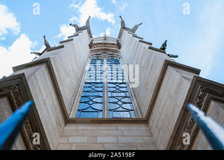 Suche auf eine der Glasfenster der Sainte Chapelle in Paris von außen mit Wasserspeiern sichtbar auf dem Dach über Stockfoto