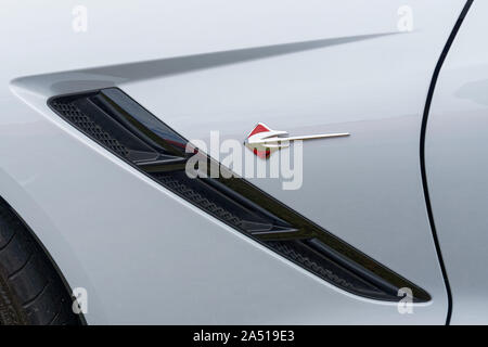 Kimberton, PA - Okt. 12, 2019: Chevrolet Corvette Stingray Emblem ist auf der Seite von einem blassen Grau ikonischen amerikanischen Sportwagen. Stockfoto