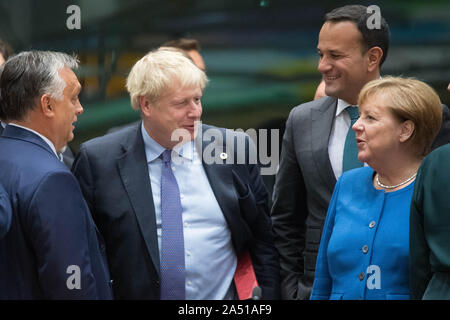 Premierminister Boris Johnson (Mitte links) mit Taoiseach Leo Varadkar (2. rechts) und Bundeskanzlerin Angela Merkel zu einem Runden Tisch für die Tagung des Europäischen Rates am EU-Sitz in Brüssel. Stockfoto