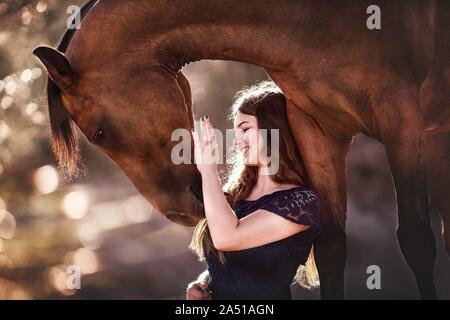 Frau und Hannoveraner Stockfoto