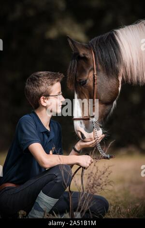 Junge und Pony Stockfoto