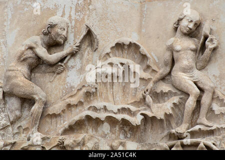 Ausgeschlossen aus dem Garten Eden Adam gräbt, während Eva Spins - Dom von Orvieto - Detail der ersten Pier, einem der berühmtesten aller 14 thC Skulptur Stockfoto