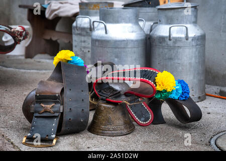 Charmey, Fribourg, Schweiz - 28 September 2019: berühmten und traditionellen Kuhglocken bereit für die wandertierhaltung Feier in Charmey in der Nähe von bulle, Frib Stockfoto