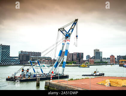 Matador 2 große schwimmende nicht angetrieben Kran verwendet Heben schwere industrielle Teile, die Arbeit im Hafen von Rotterdam, und Offshore-Windkraftanlagen Projekte. Stockfoto