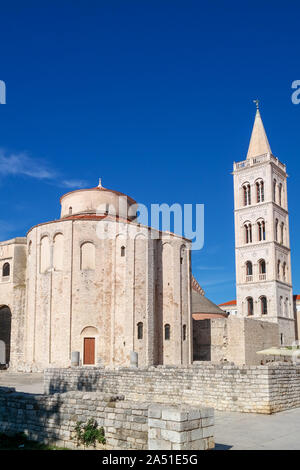 Kirche des hl. Donatus und der Glockenturm der Kathedrale der hl. Anastasia Stockfoto