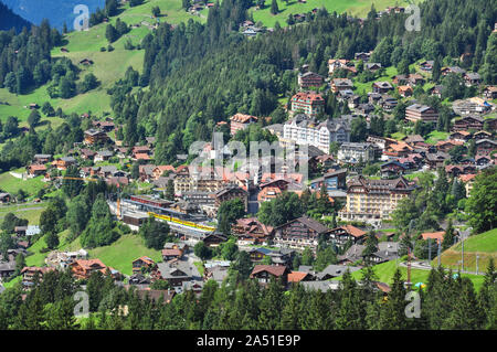 Überblick über das Dorf Wengen in den Schweizer Alpen, mit dem Zug in die Station sichtbar, Berner Oberland, Schweiz Stockfoto