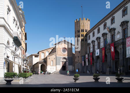 Romanische Kollegatkirche dei Santi Andrea e Bartolomeo (Stiftskirche des Heiligen Andreas und Bartholomäus) mit decagonal Glockenturm und Rathaus auf Pi Stockfoto