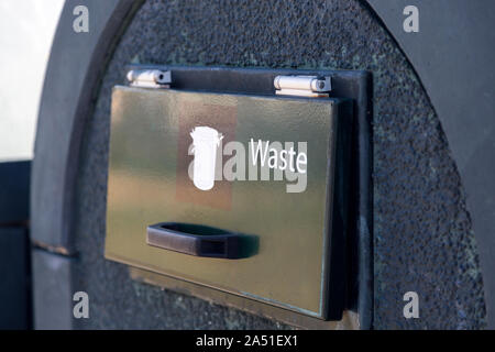 Müll Müll kann. Closeup Bild von Abfall Mülleimer. Recycling Konzept. Stockfoto