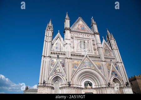 Italienische gotischen Kathedrale Santa Maria Assunta (Kathedrale der Himmelfahrt der Jungfrau Maria) im historischen Zentrum von Orvieto, Umbrien, Italien. Au Stockfoto