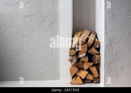 Innenraum brennholz Lagerung, Stapel von Brennholz/woodpile im Zimmer Hallenbad. Stockfoto