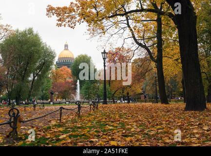 Herbst Landschaft, Park Pfade mit Laub bedeckt. St. Petersburg Alexandrovsky Park. Stockfoto