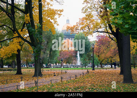 Herbst Landschaft, Park Pfade mit Laub bedeckt. St. Petersburg Alexandrovsky Park. Stockfoto