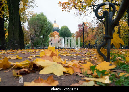 Herbst Landschaft, Park Pfade mit Laub bedeckt. St. Petersburg Alexandrovsky Park. Stockfoto