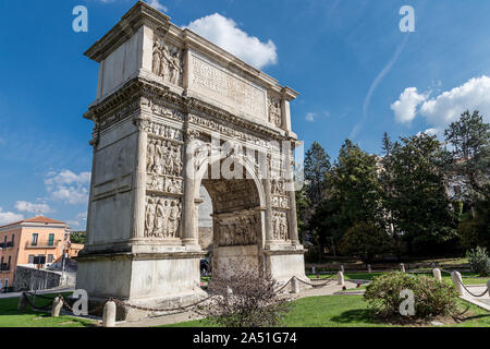 Antiken römischen Triumphbogen Trajans in Benevento, Italien. Stockfoto