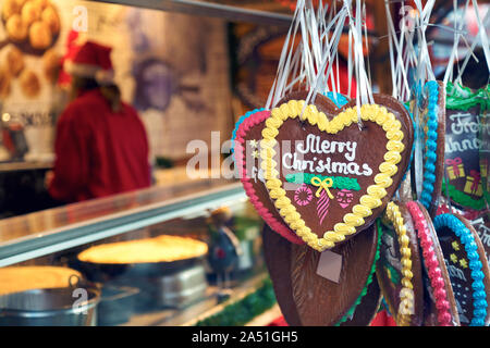 Lebkuchenherzen. Weihnachten Lebkuchen heart-shaped cookies Dekoration mit Worten "Frohe Weihnachten!". Lebkuchen, Deutsche outdoor Weihnachtsmarkt Stockfoto