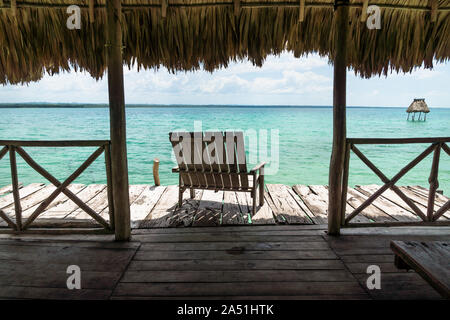 Mit Stuhl mit Blick auf dem See Itza, El Remate, Guatemala Dock Stockfoto