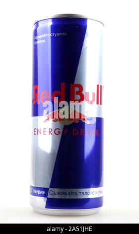 AYTOS, Bulgarien - Januar 25, 2014: Red Bull Flasche kann auf weißem Hintergrund. Red Bull ist ein Energy Drink verkauft das Österreichische Unternehmen Red Bull Gm Stockfoto