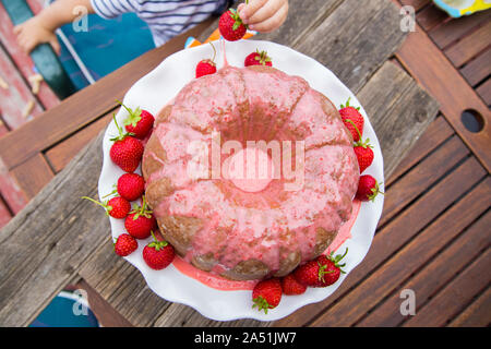 Bundt Erdbeerkuchen Stockfoto