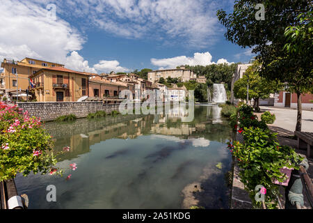 Malerischen Wasserfall von Isola del Liri, kleine Stadt in der Provinz Frosinone in der italienischen Region Latium. Stockfoto