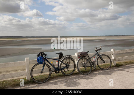 Zyklen lehnte sich auf Zaun, Le Crotoy, Picardie. Radwandern Stockfoto