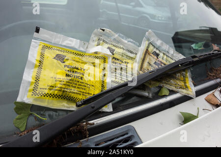 Drei berechnet Hinweis Tickets auf einem Auto Windschutzscheibe in London, England, Großbritannien Stockfoto