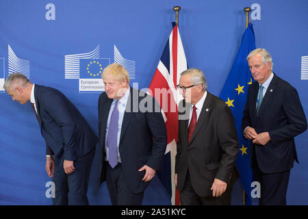 Brexit Staatssekretär Stephen Barclay (links), Premierminister Boris Johnson, Jean-Claude Juncker, der Präsident der Europäischen Kommission, und Michel Barnier, Leiter der EU-Verhandlungsführer Brexit (rechts), vor der Öffnung die Sitzungen des Europäischen Rates zu EU-Zentrale in Brüssel. Stockfoto