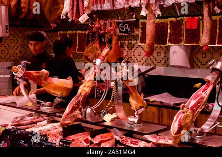 Eine Auswahl der Stücke vom Schwein in Sant Antoni Markt in Barcelona, Spanien Stockfoto