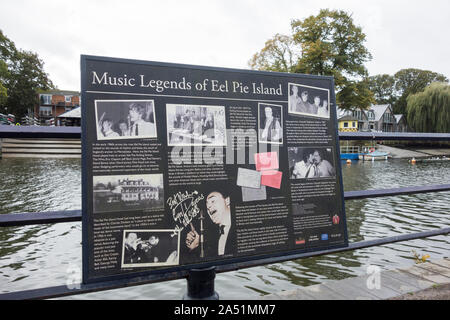 Musik legenden Informationen display board an Eel Pie Insel in der Themse bei Twickenham im Londoner Stadtteil Richmond upon Thames, London, UK Stockfoto