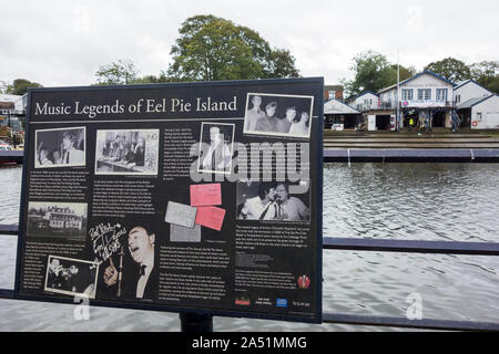 Musik legenden Informationen display board an Eel Pie Insel in der Themse bei Twickenham im Londoner Stadtteil Richmond upon Thames, London, UK Stockfoto