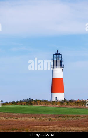 Blick auf die Skyline von roten und weißen Sankaty Kopf Licht und Golfplatz, Siasconset, Nantucket Island, Cape Cod, Massachusetts, Neuengland, USA Stockfoto