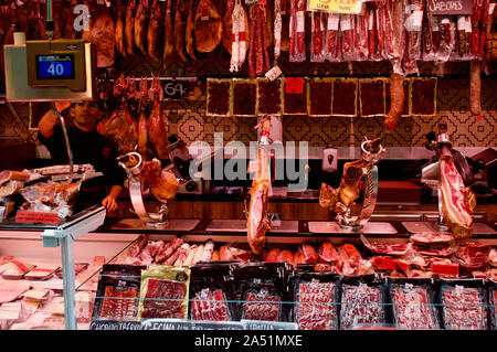 Eine Auswahl der Stücke vom Schwein in Sant Antoni Markt in Barcelona, Spanien Stockfoto