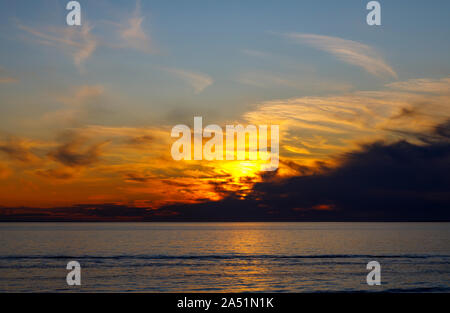 Die Sonne in einem farbenfrohen Sonnenuntergang über dem Atlantischen Ozean bei gutem Wetter von Nantucket Island, Cape Cod, Massachusetts, Neuengland, USA Stockfoto