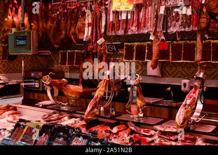 Eine Auswahl der Stücke vom Schwein in Sant Antoni Markt in Barcelona, Spanien Stockfoto