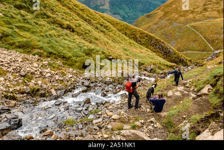 Ben Nevis/UK - 24. August 2019: eine Familie mit ihrem Hund Wanderung auf 'Mountain Path', die beliebteste Strecke bis Ben Nevis, in den schottischen Highlands. Stockfoto