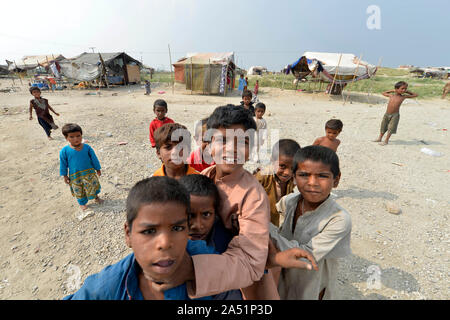 Rawalpindi. 17 Okt, 2019. Kinder spielen in einem Slum am Rande von Rawalpindi, Pakistan, Oktober 17, 2019, den 27. Internationalen Tag für die Beseitigung der Armut. Credit: Ahmad Kamal/Xinhua/Alamy leben Nachrichten Stockfoto