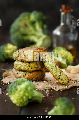 Gebratene vegetarische Brokkoli und Quinoa Burger auf einem Holztisch Stockfoto