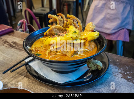 Peranakan oder Nyonya Küche Schüssel Curry Laksa mit Soft Shell Crab. Stockfoto