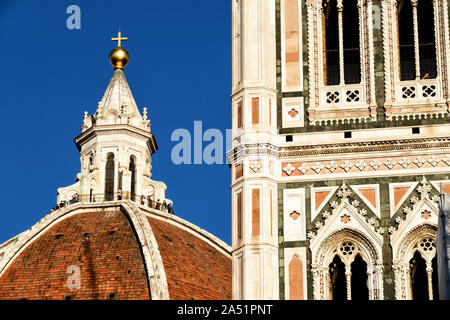 Giottos Glockenturm detail und Duomo Laterne von Santa Maria Del Fiore, Florenz, Italien Stockfoto