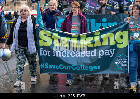 London, Großbritannien. 17 Okt, 2019. Nationale Bildung Union Strike und März zur Unterstützung einer Lohnerhöhung für Lehrende an Hochschulen. Credit: Ian Davidson/Alamy leben Nachrichten Stockfoto