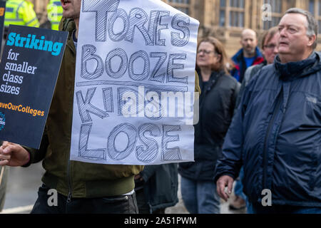 London, Großbritannien. 17 Okt, 2019. Nationale Bildung Union Strike und März zur Unterstützung einer Lohnerhöhung für Lehrende an Hochschulen. Credit: Ian Davidson/Alamy leben Nachrichten Stockfoto