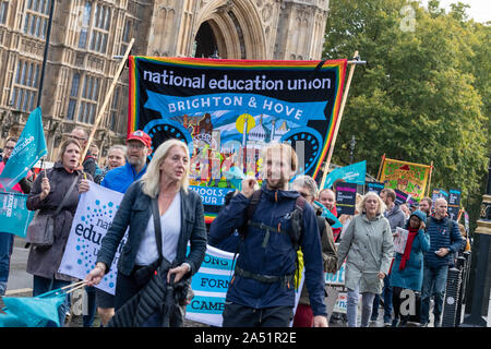 London, Großbritannien. 17 Okt, 2019. Nationale Bildung Union Strike und März zur Unterstützung einer Lohnerhöhung für Lehrende an Hochschulen. Credit: Ian Davidson/Alamy leben Nachrichten Stockfoto