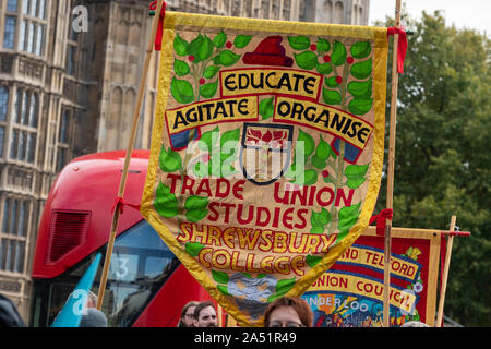 London, Großbritannien. 17 Okt, 2019. Nationale Bildung Union Strike und März zur Unterstützung einer Lohnerhöhung für Lehrende an Hochschulen. Credit: Ian Davidson/Alamy leben Nachrichten Stockfoto