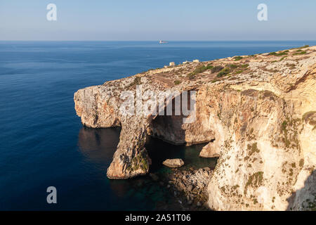 Luftbild an der Blauen Grotte, Malta. Malerische Küstenlandschaft mit Steinbogen und Meer an sonnigen Sommertag Stockfoto