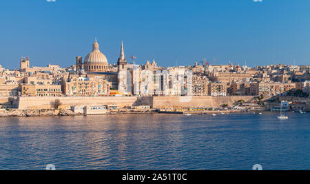 Valletta, Malta. Panoramablick auf die Küstenlandschaft der maltesischen Hauptstadt am sonnigen Sommertag Stockfoto